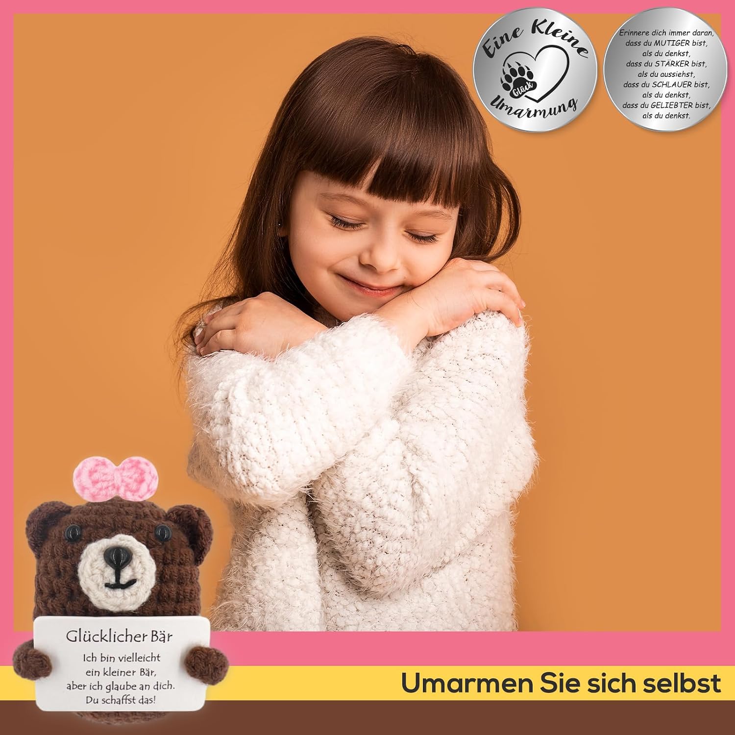 Detalle 2 de Tixlux Pocket Hug Glücklicher Bär – handgenähte Strick-Dekofigur mit Bärentatzen-Glücksbringer (Grau/Rosa)