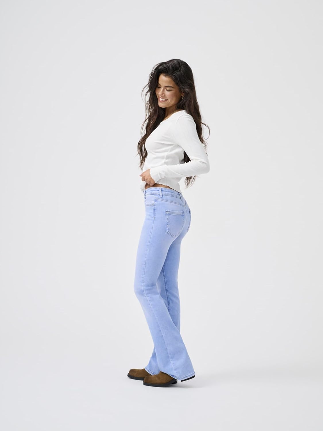 Detalle de ONLY Female Flared Fit Jeans ONLBLUSH mit mittlerer Taille – Jeans im Flared-Stil