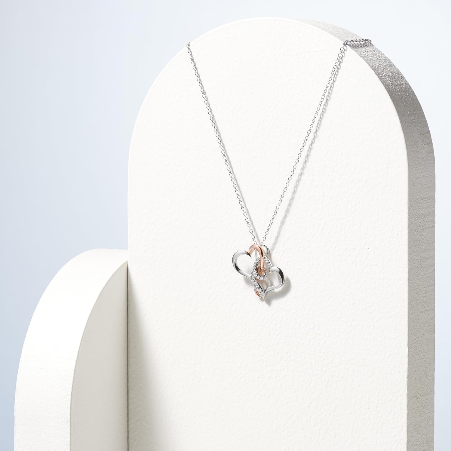 Detalle de Amazon Essentials Sterling Silver Double Heart 18"