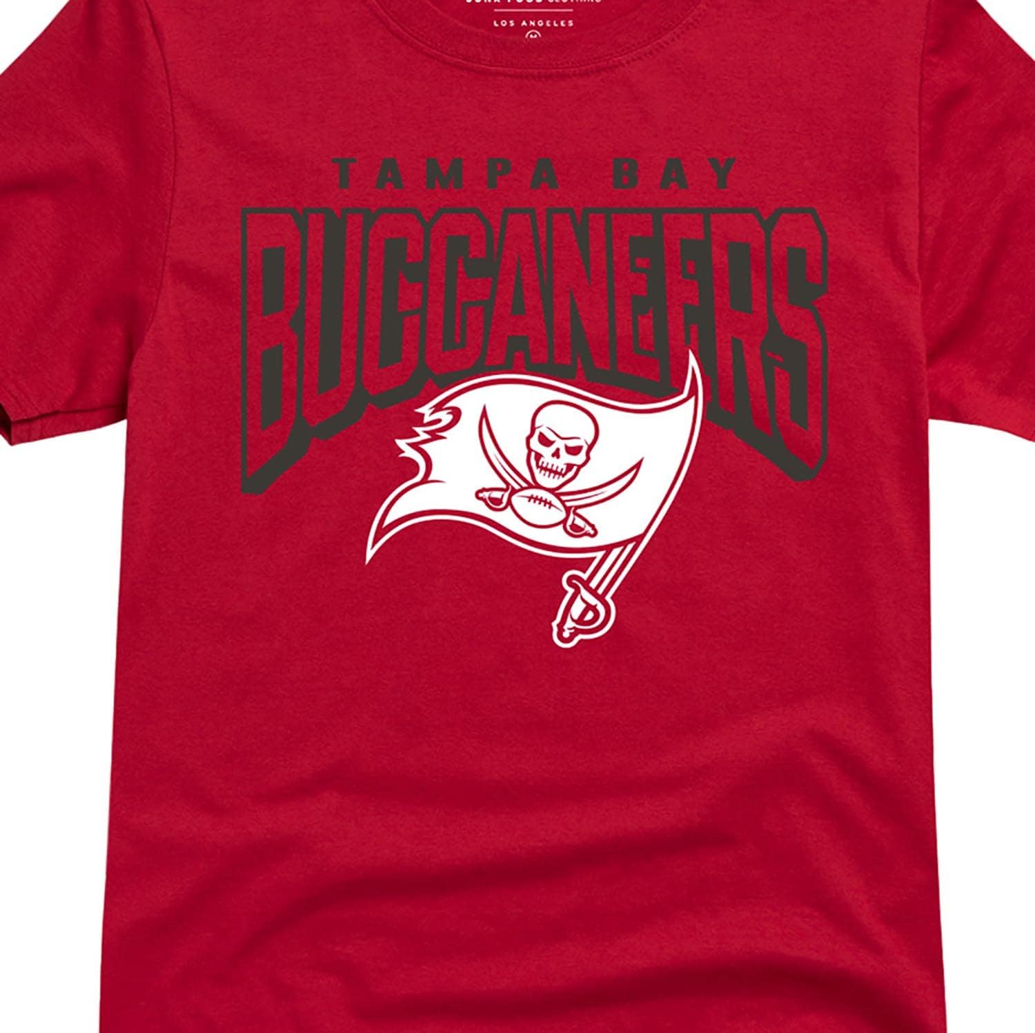 Detalle de Junk Food Clothing x NFL Bold Logo Short Sleeve Fan Shirt – Buccaneers (Unisex)
