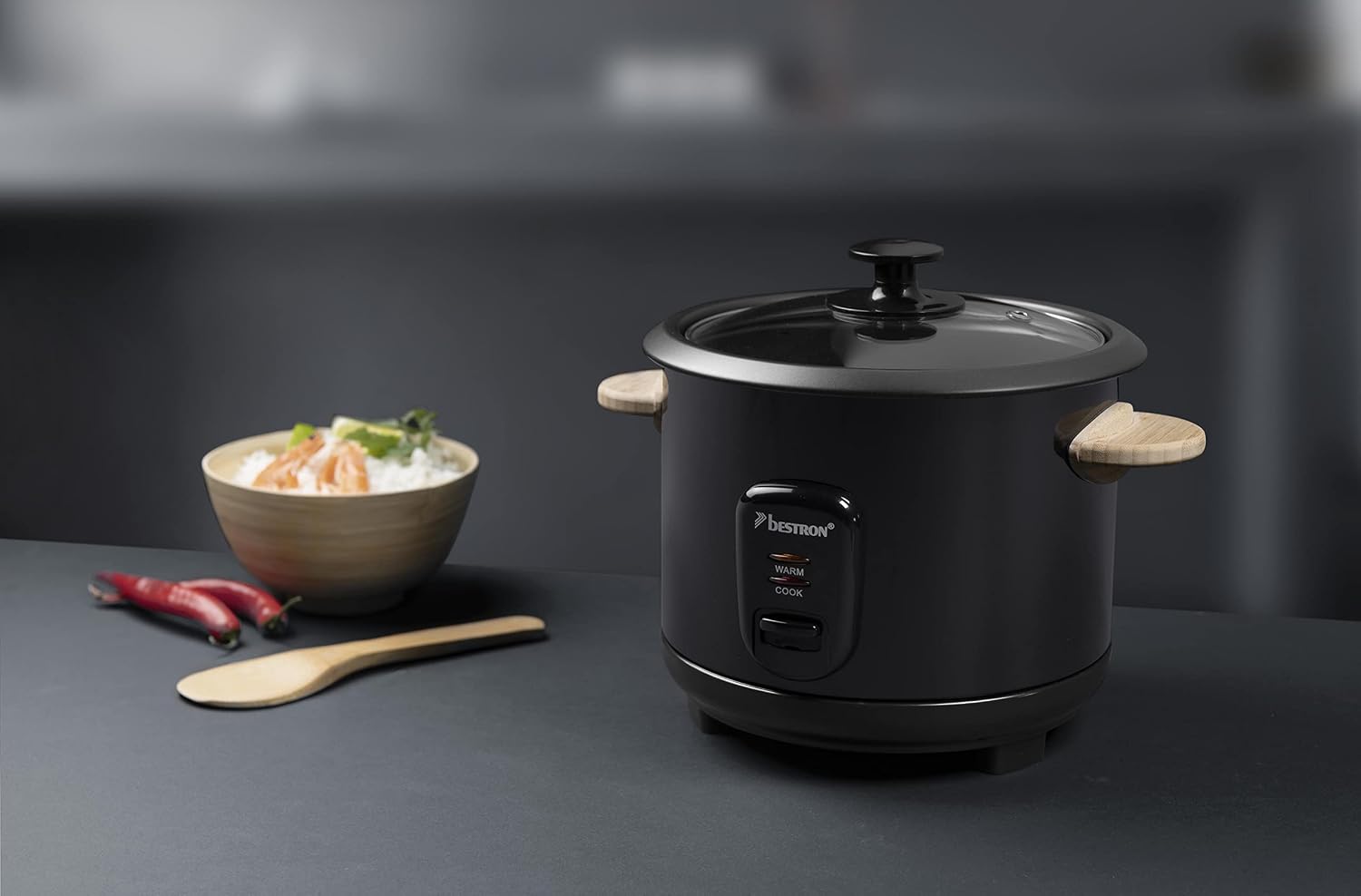 Detalle 2 de Bestron cuiseur à riz noir 1,8 l (700 W) avec poignées en bois, tasse et cuillère à riz