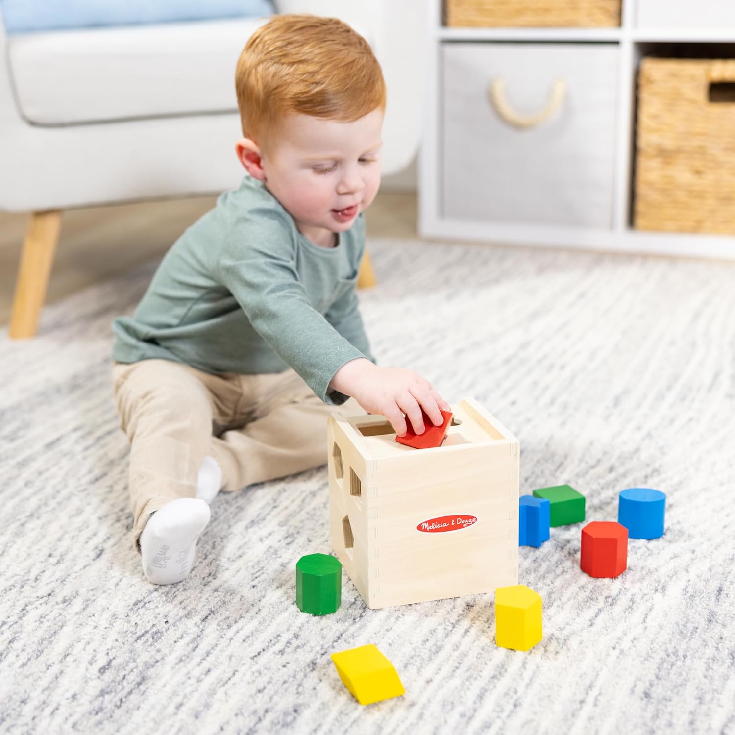 Detalle 2 de Melissa & Doug Shape Sorting Cube 12 Pieces