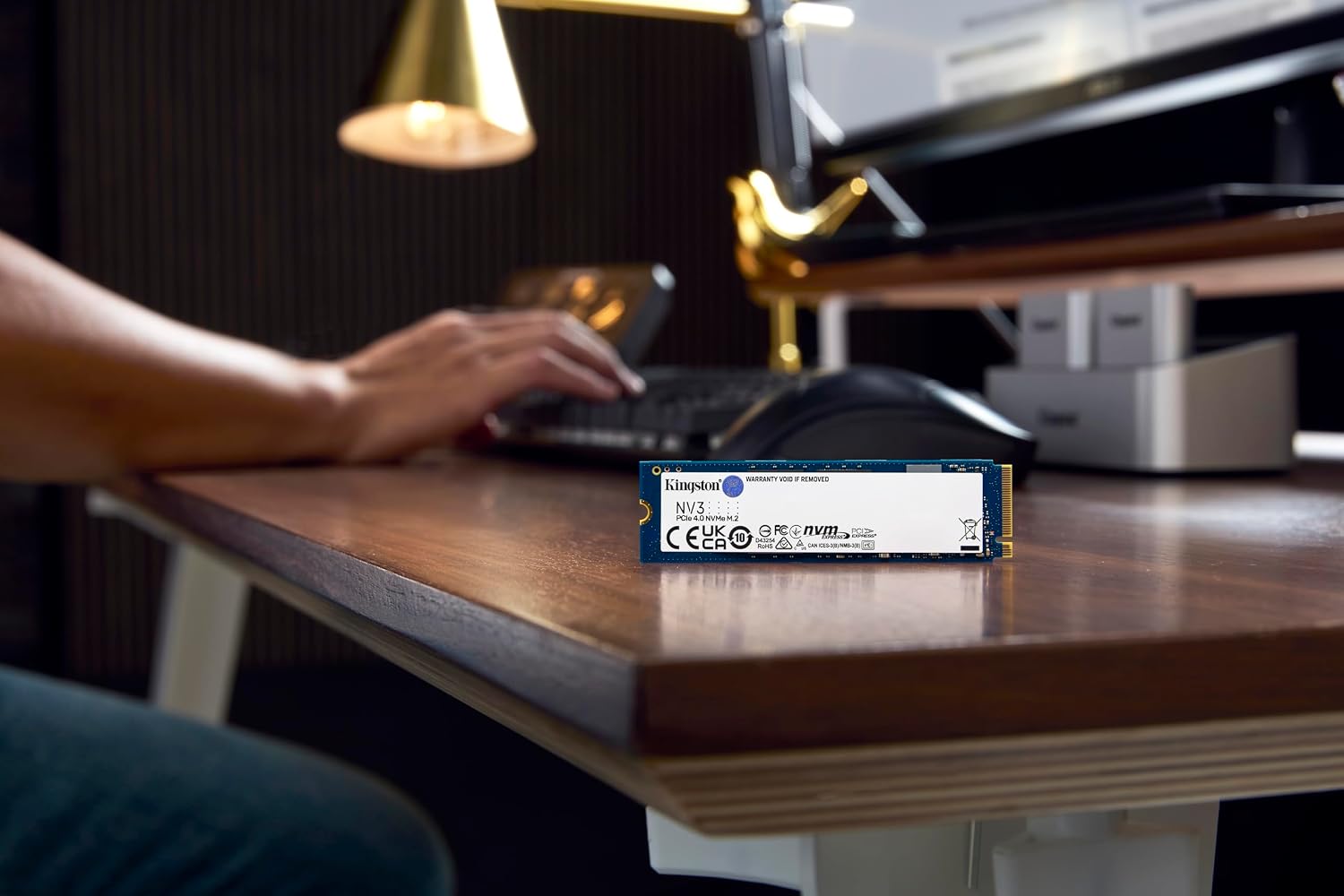 Detalle de Kingston NV3 1TB M.2 NVMe SSD (Gen4) — PCIe 4.0 speeds up to 6000 MB/s for fast upgrades