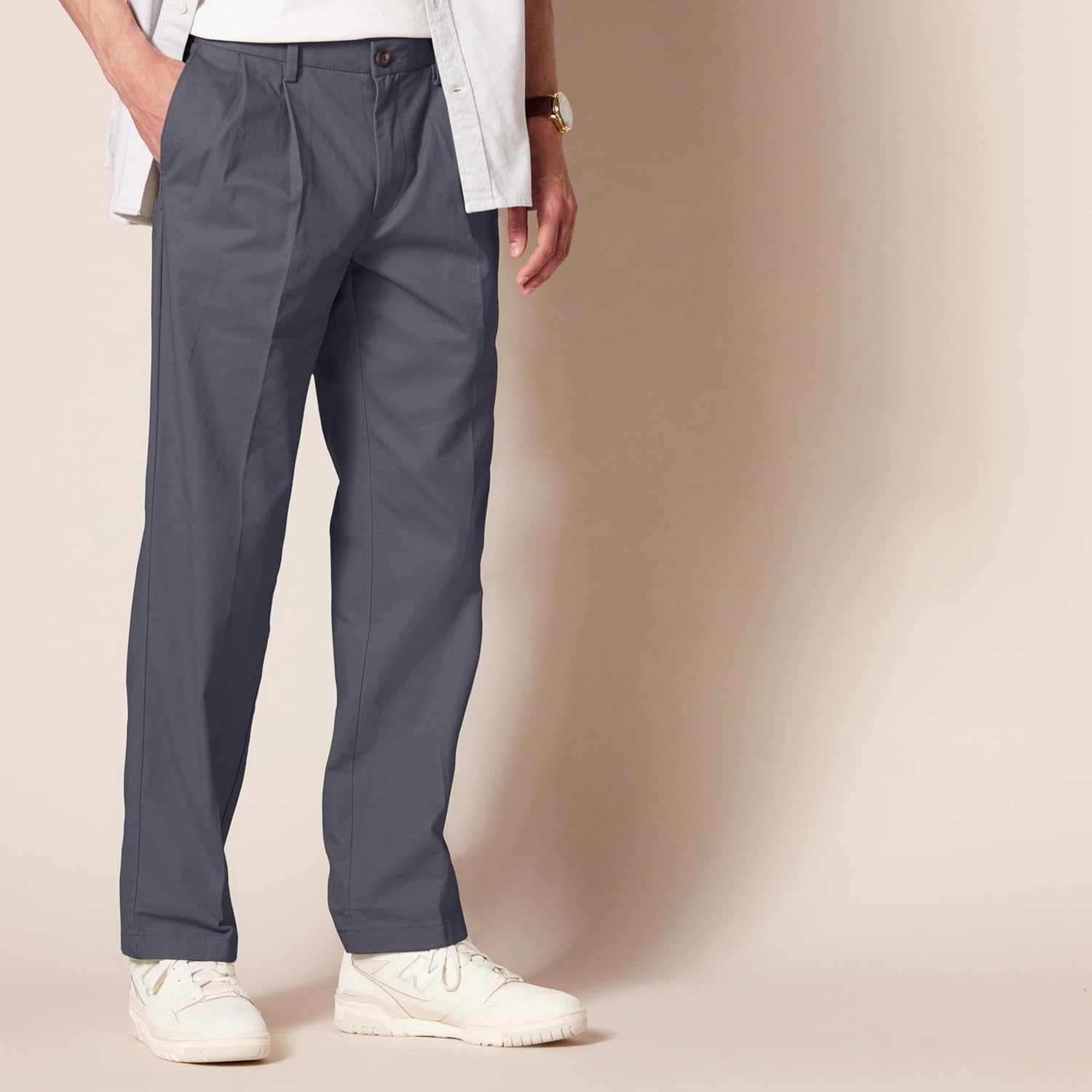 Thumbnail 2 de Amazon Essentials Men’s Classic-Fit Wrinkle-Resistant Pleated Chino Trousers (Big & Tall)