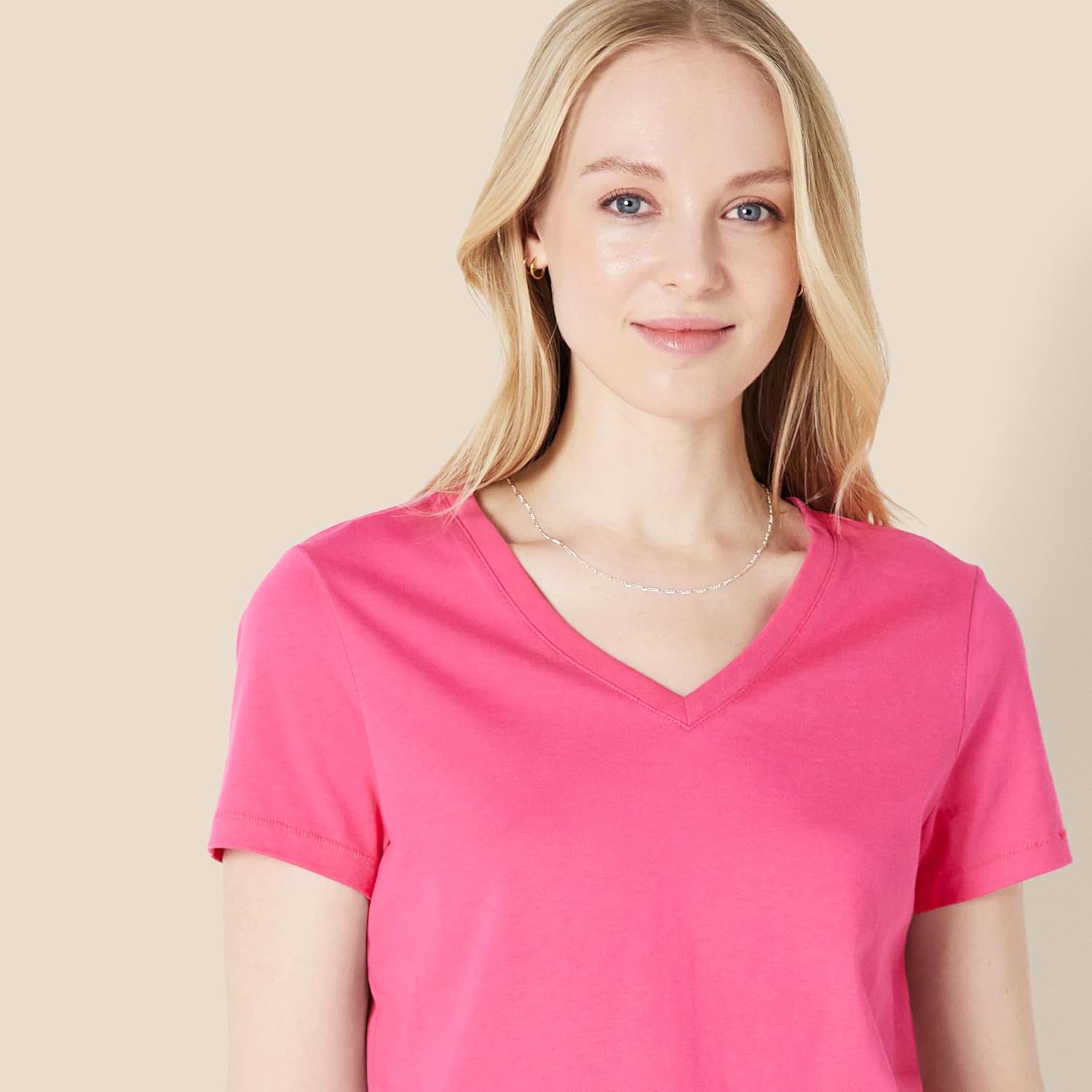 Thumbnail 3 de Amazon Essentials Women’s Regular Fit 100% Cotton V-Neck Short Sleeve T-Shirt