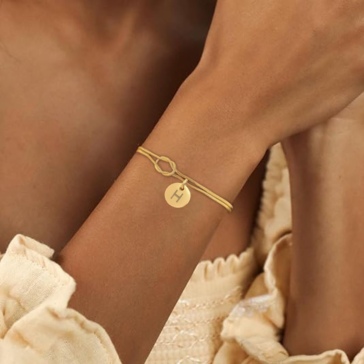 Detalle 2 de HAYOUWAY Liebesknoten-Armband Damen in Goldoptik mit Buchstaben (14K vergoldet)