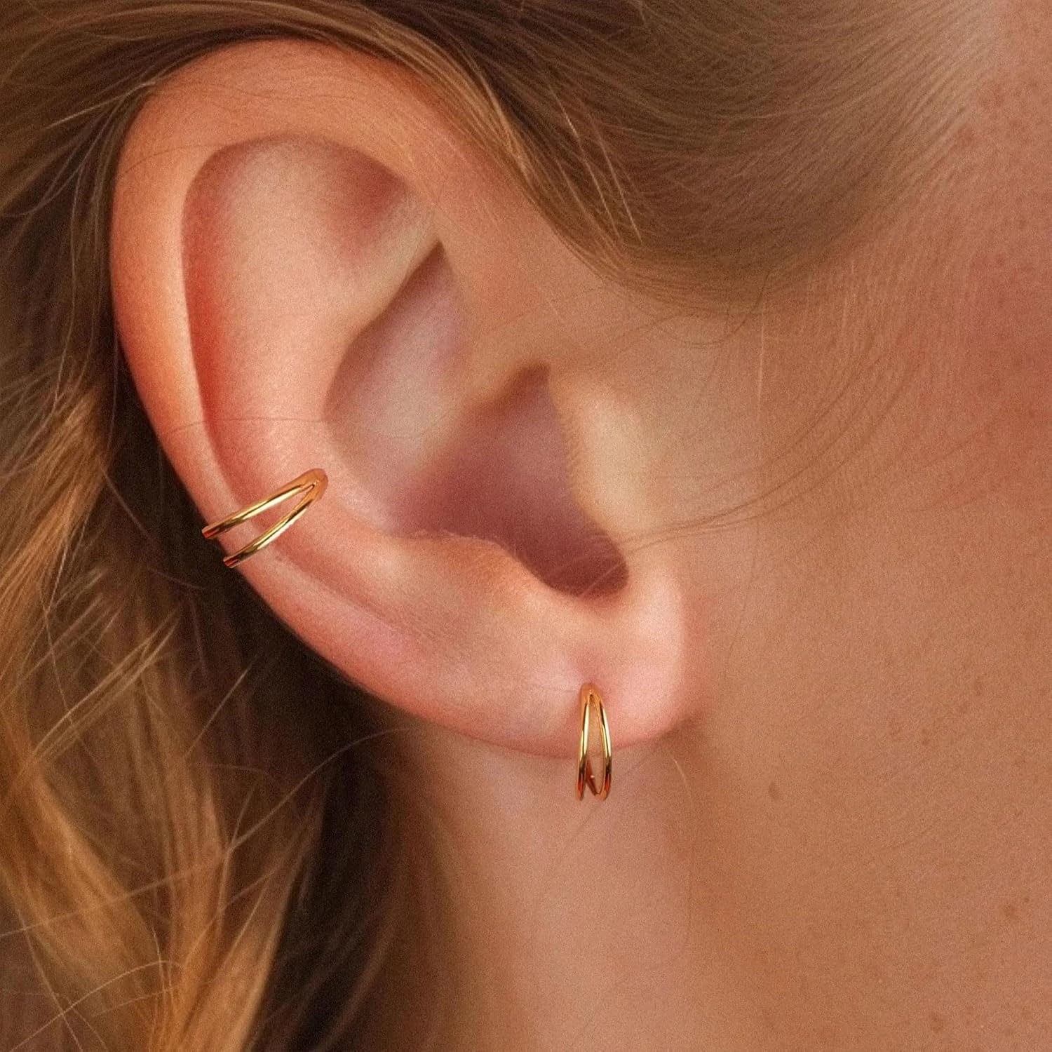 Detalle de Qyalie cartilage hoop earrings, stainless steel