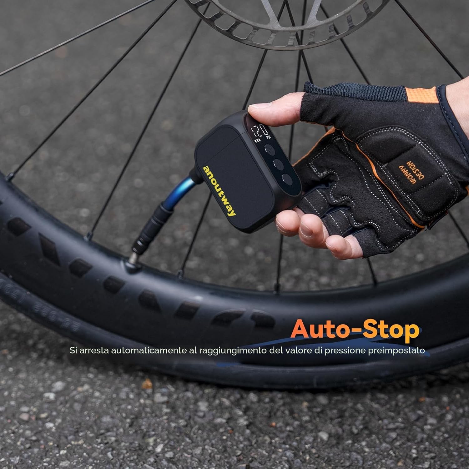 Detalle de Anoutway Tiny E-Pump: pompa per bicicletta compatta con misuratore di pressione, spegnimento automatico e adattatore 2 in 1