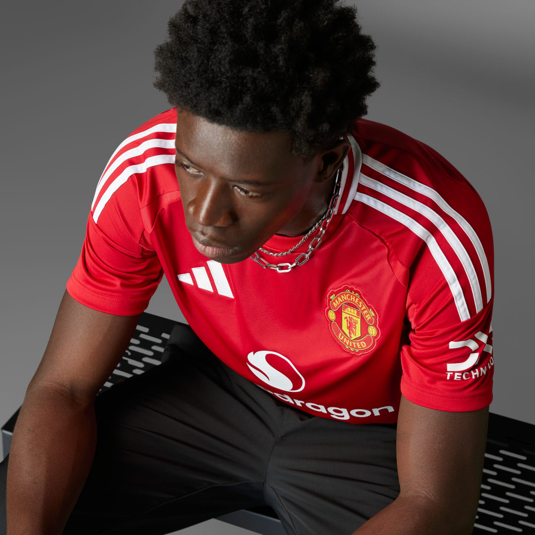 Detalle de Camiseta primera equipación Manchester United 24/25 de Adidas