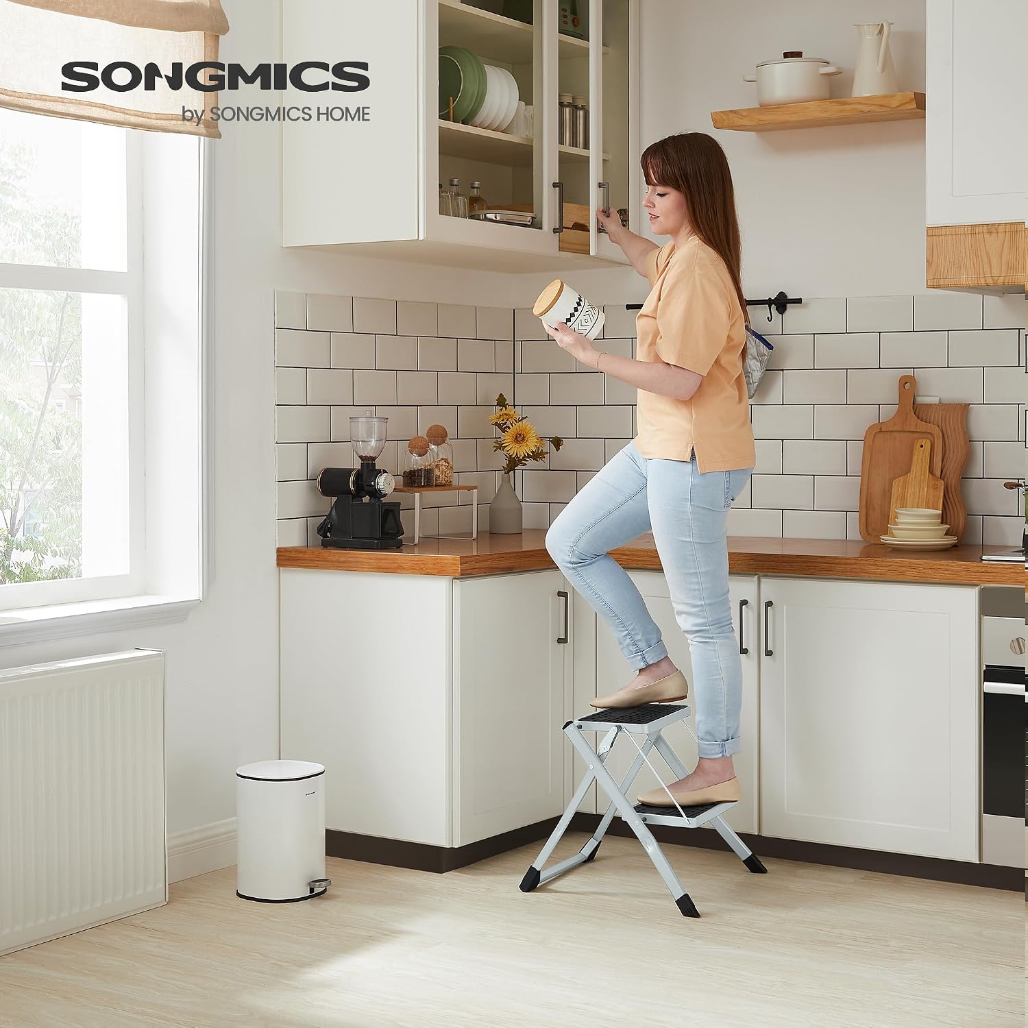 Detalle 2 de SONGMICS UGSL02WT 2-Step Folding Steel Ladder with Non-Slip Steps