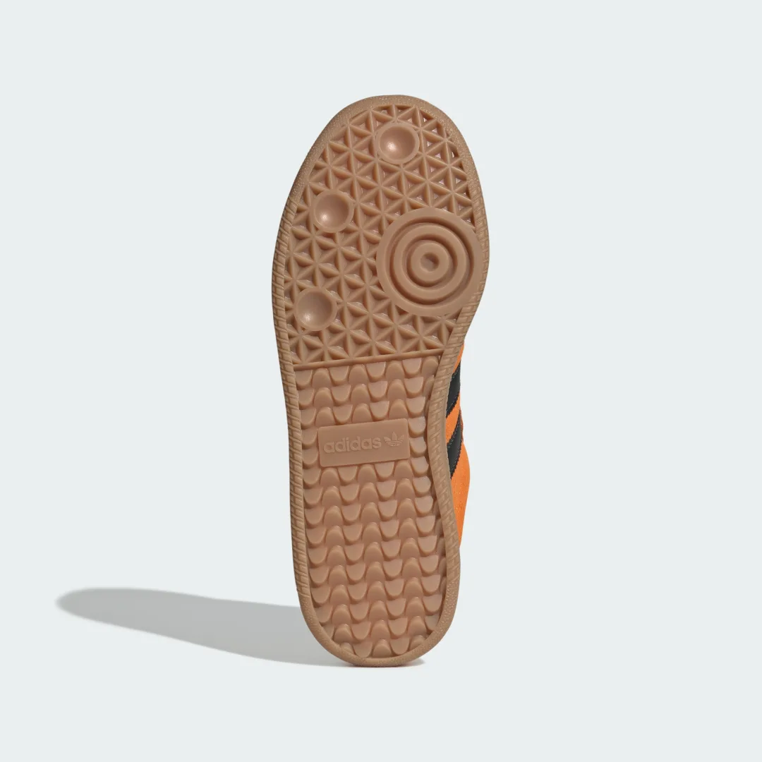 Detalle de Adidas Samba XLG en naranja: zapatilla icónica para uso urbano con toque moderno