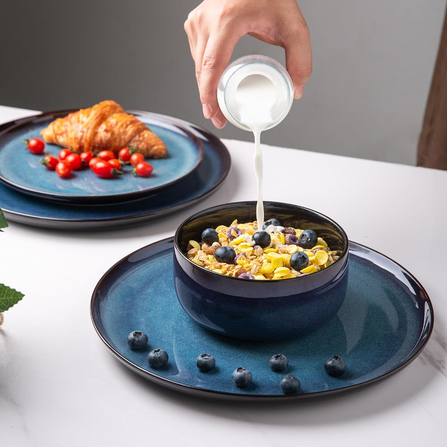 Detalle de LERATIO Ceramic Dinnerware Set for 8 — Stoneware, Reactive Glaze, 24-Piece Service for 8, Blue
