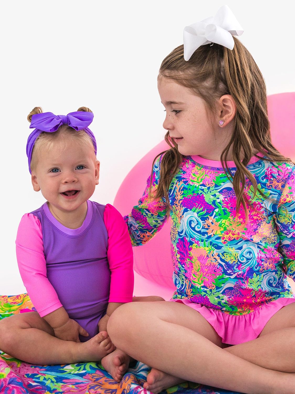 Detalle de RuffleButts Girls' Swim Bow Headband, UPF 50+ Stretch Fabric