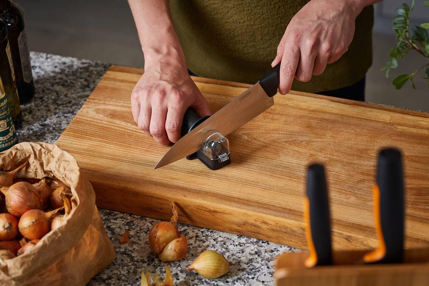 Detalle de Fiskars Roll-Sharp 1065598 knivslip med keramisk slipsten, Essential, svart