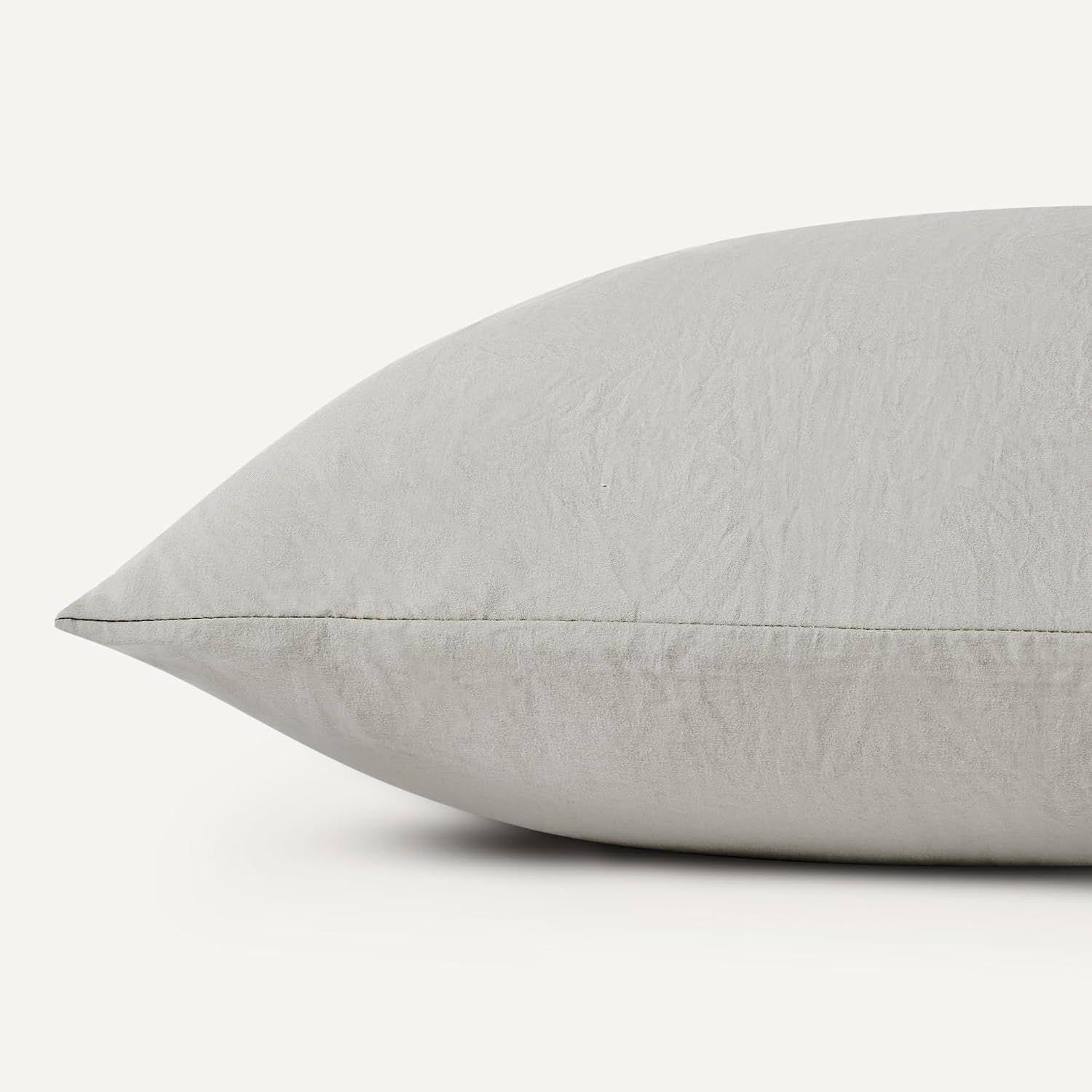 Detalle de Amazon Basics Bettwäsche-Set aus Mikrofaser, 3-teilig, Grau, 240x220 cm + 2x 50x80 cm