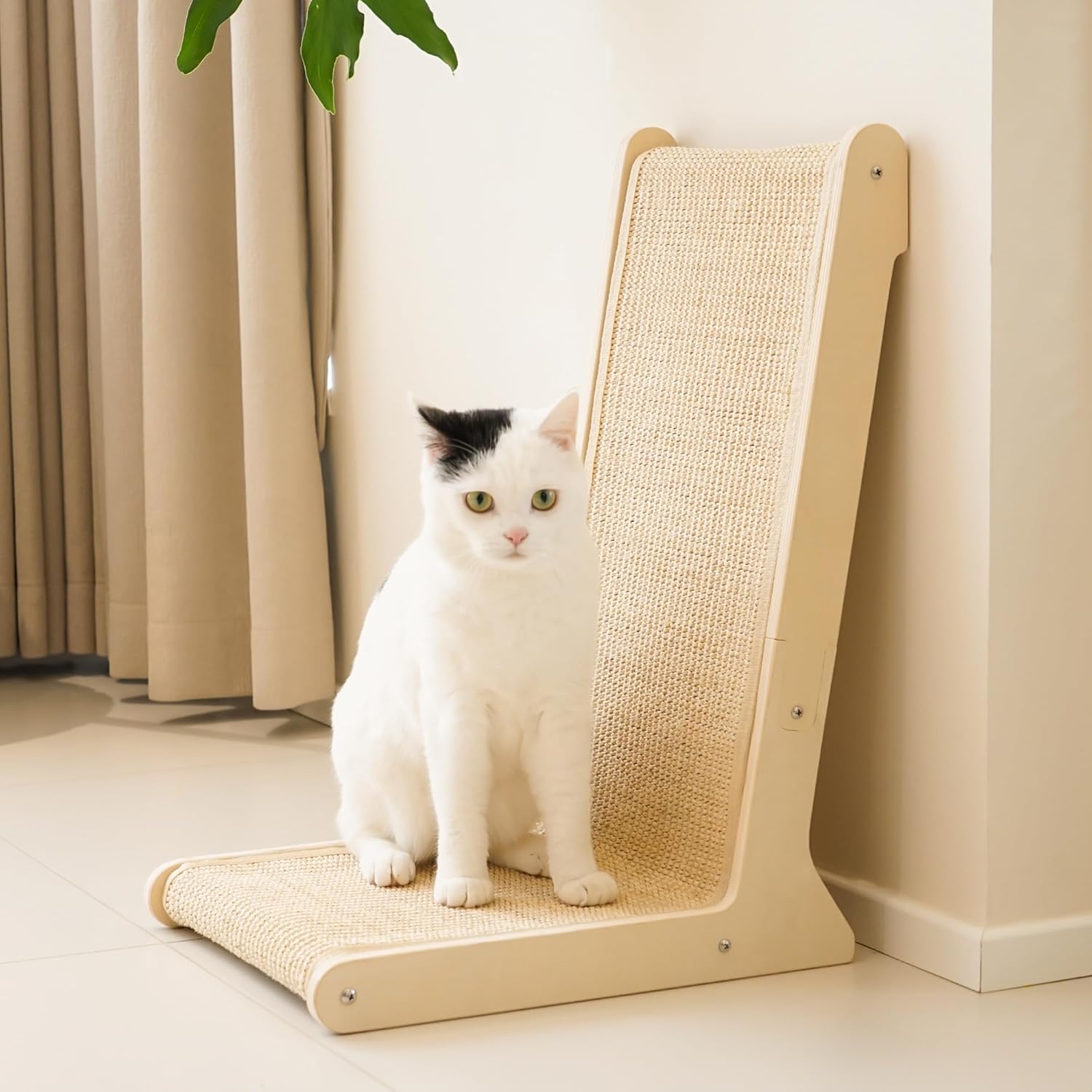 Detalle de PETKARAY 105° Sisal Cat Scratcher — 57cm High, L-Shaped Post for Indoor Cats, Floor Mounted with Catnip
