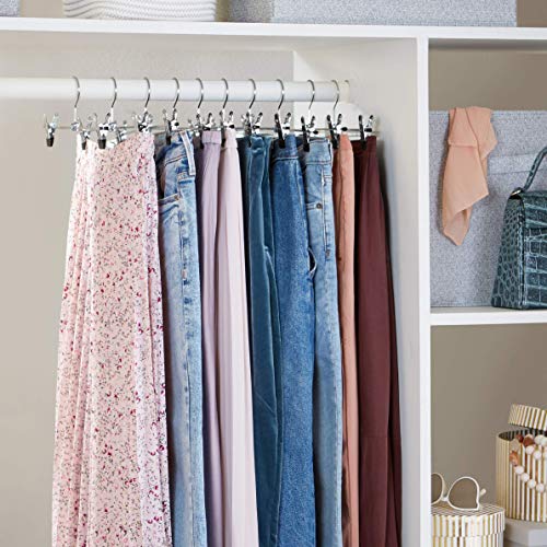 Detalle 1 de Amazon Basics: Perchas de metal con clips para pantalones y faldas (20 uds) – cromadas