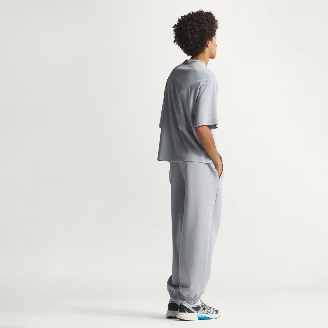 Detalle 2 de Camiseta Soft Lux de Adidas – Gris: comodidad para el día a día