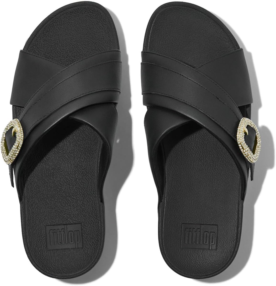 Detalle de Fitflop Lulu Claquettes Croisées en Cuir Métallique avec Boucle en Cristal — Sandales Femme