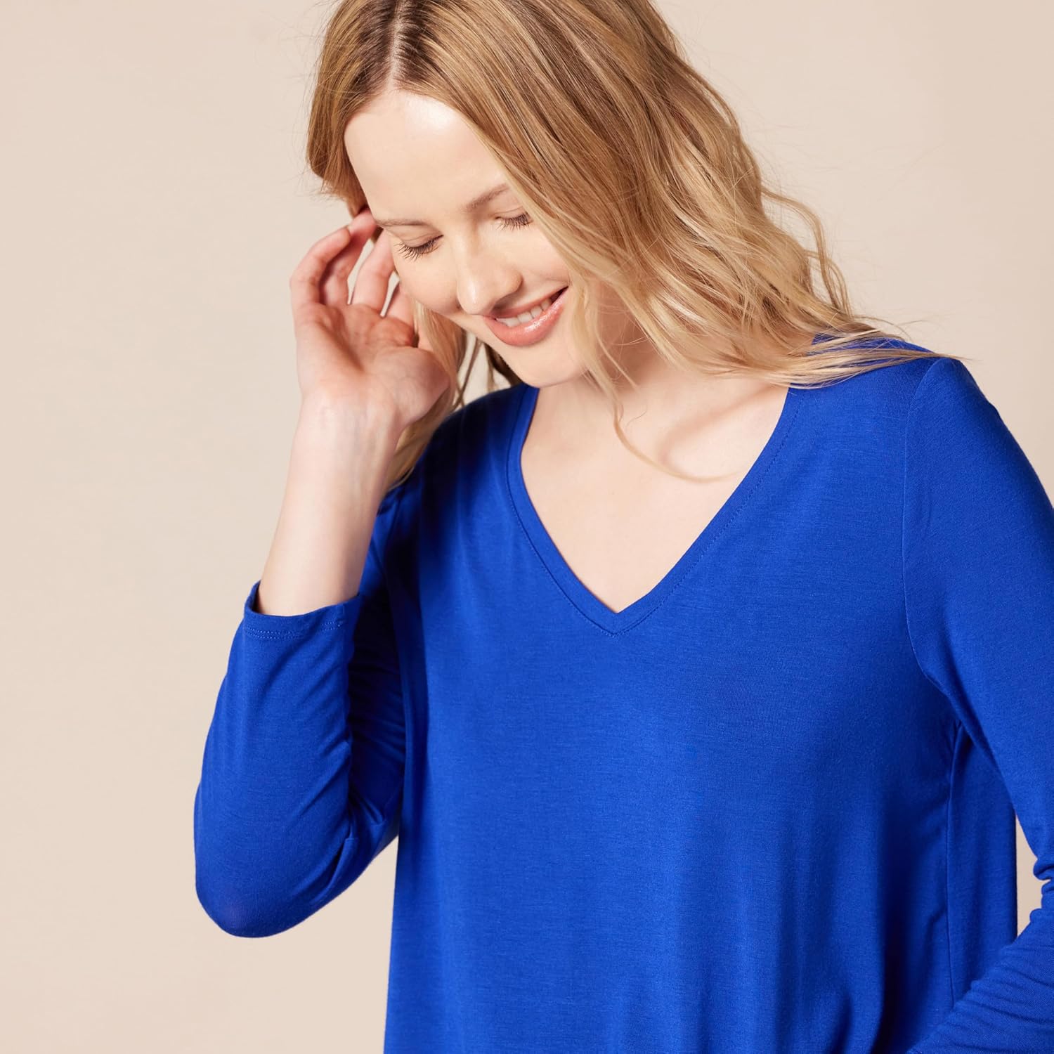 Thumbnail 3 de Amazon Essentials Women’s 3/4 Sleeve V-Neck Swing T-Shirt (Plus Sizes), Pack of 2