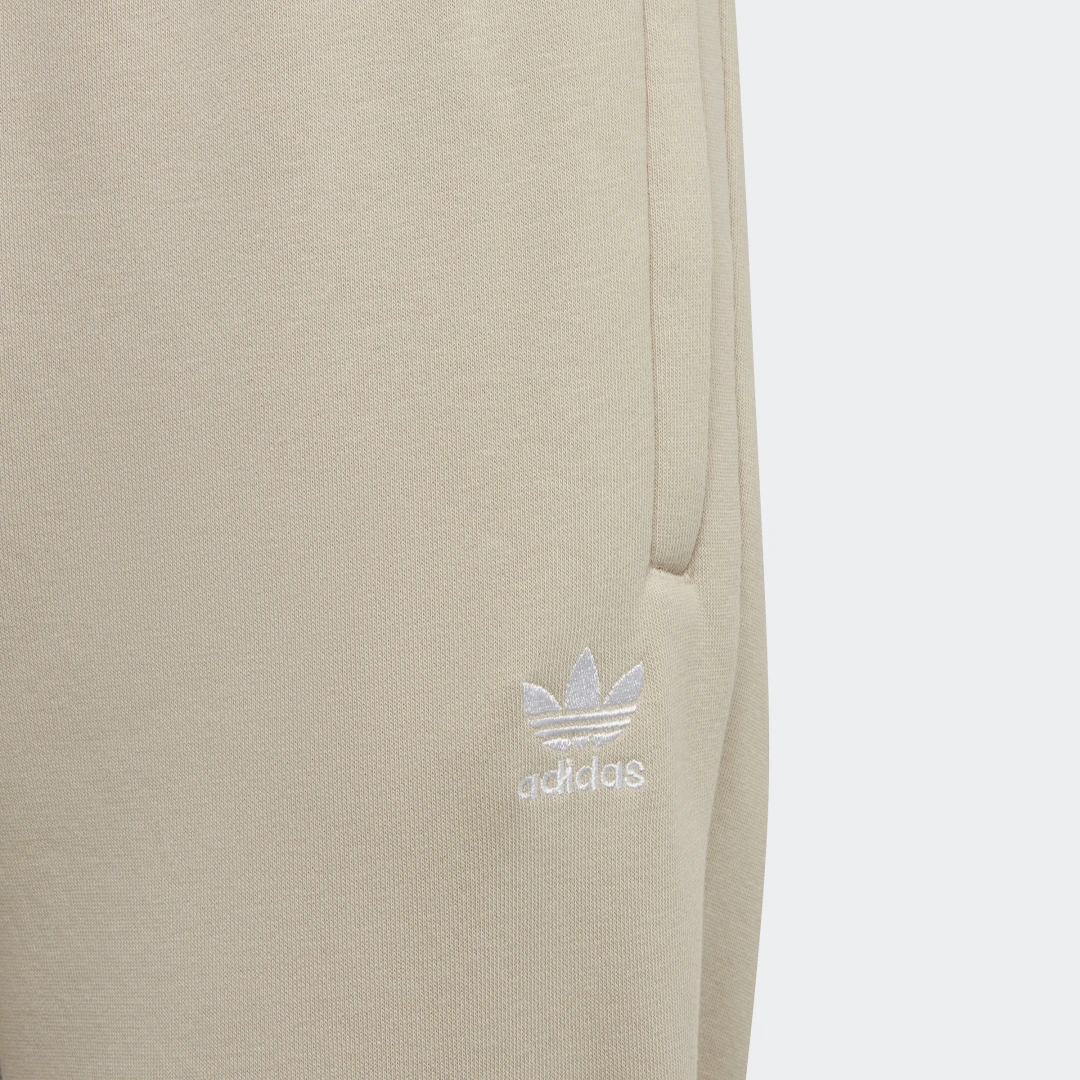 Detalle de Pantalón Adicolor Beige de Adidas