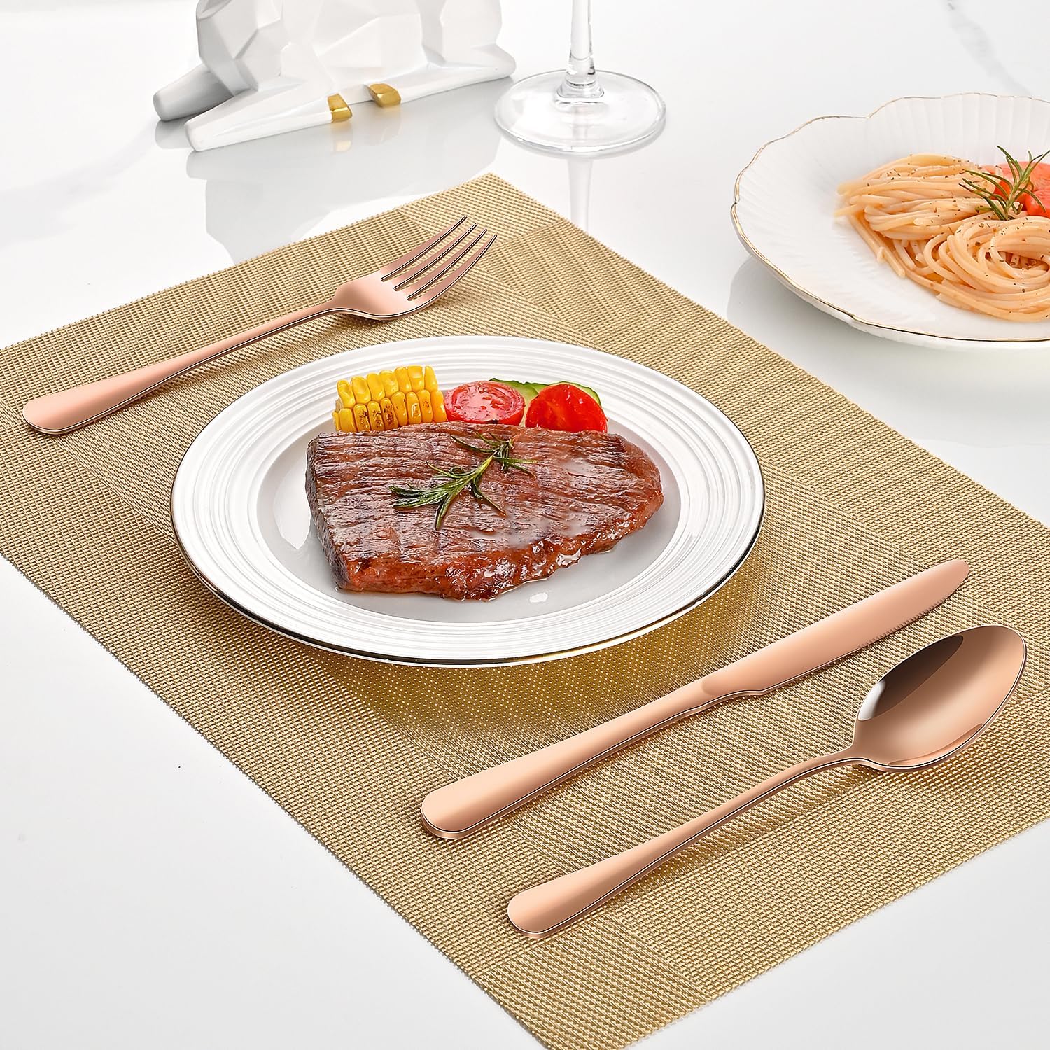 Detalle 2 de Dehov T1010 Rose Gold Stainless Steel Dinner Spoons, 7.3-Inch Set of 8