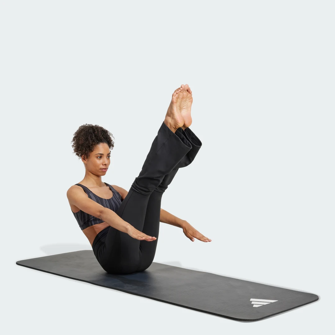Detalle de Mallas All Me Flare de Adidas (negro) - estilo y comodidad para tus entrenamientos