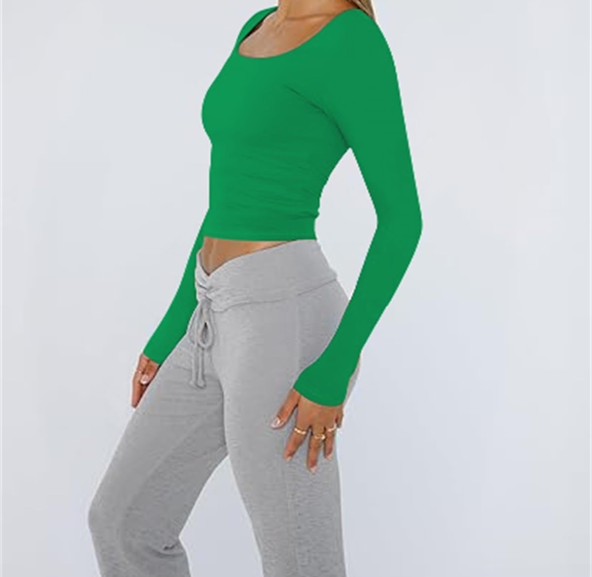 Detalle de OYIGELZ Women's Long Sleeve Square Neck Cotton Crop Top – Versatile Y2K-Influenced White Tee for Everyday Looks