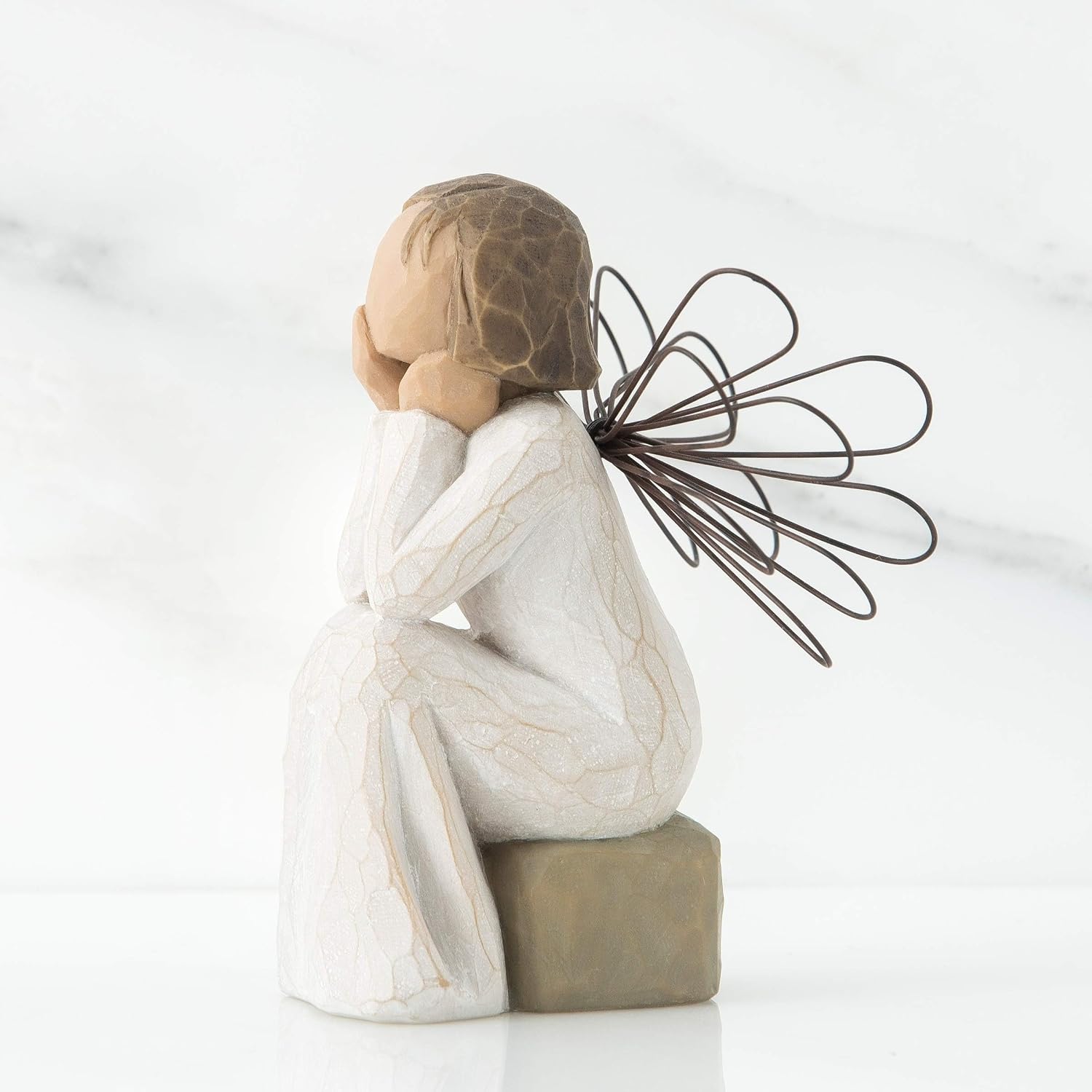 Detalle de Enesco 26079 Ange de la Tendresse – ange en résine sculpté, livré en coffret cadeau