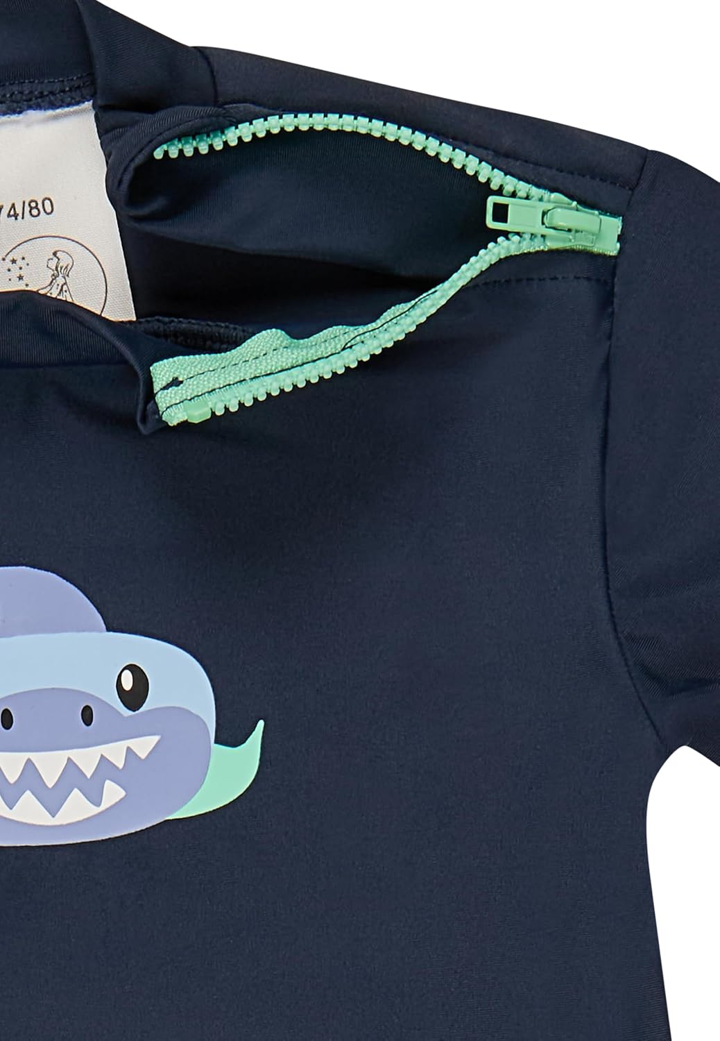Detalle 2 de Sterntaler Badeshirt Kurzarm Hai Print mit UV-Schutz 50+ – Jungen Schwimmshirt mit Stehkragen