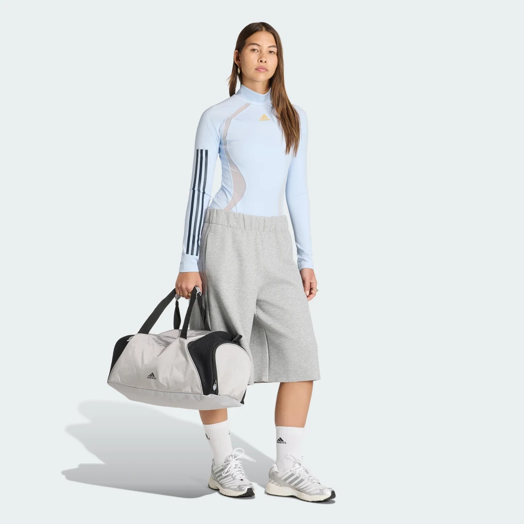 Detalle de Pantalón corto Teamgeist de Adidas: comodidad y estilo en Gris