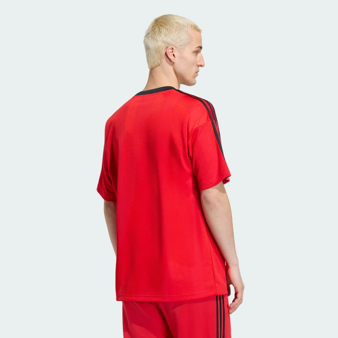 Detalle 2 de Camiseta de jacquard Adidas Adicolor – rojo, estilo y confort de la casa Adidas