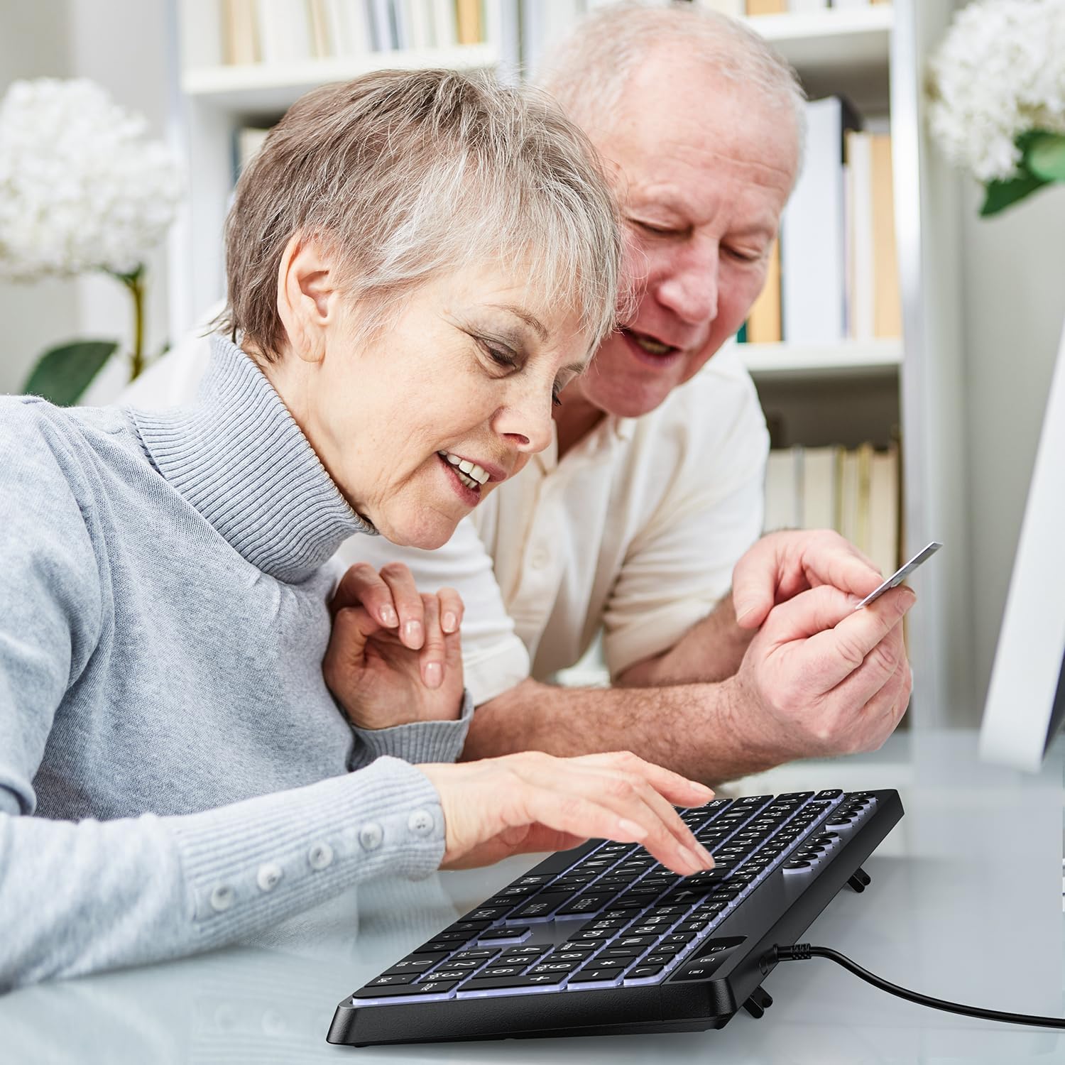 Thumbnail 4 de OMOTON Beleuchtete Tastatur – QWERTZ, Großschrift, 2-in-1 USB A/C, Kabeltastatur für Windows