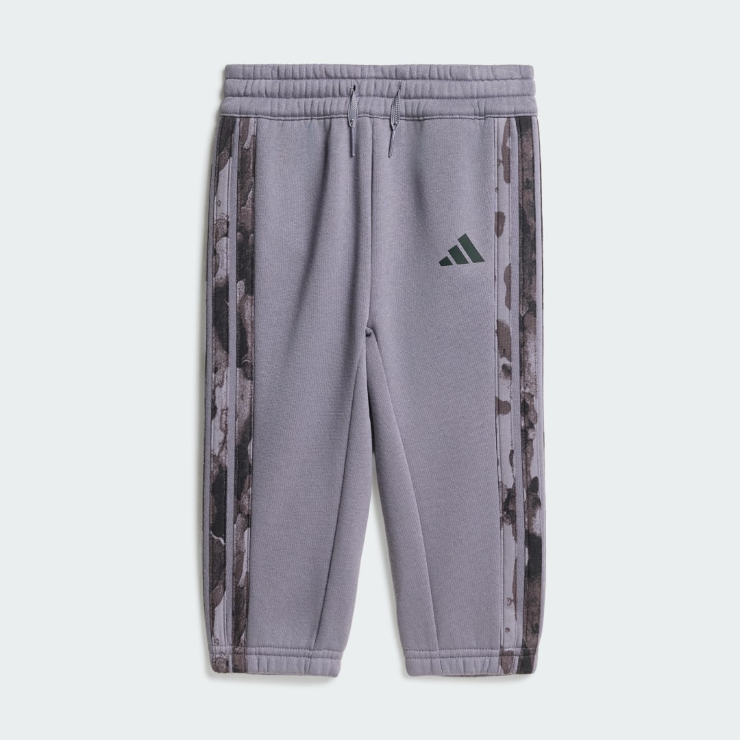 Detalle de Conjunto de chándal de felpa Seasonal Essentials Camo de Adidas (Violeta)