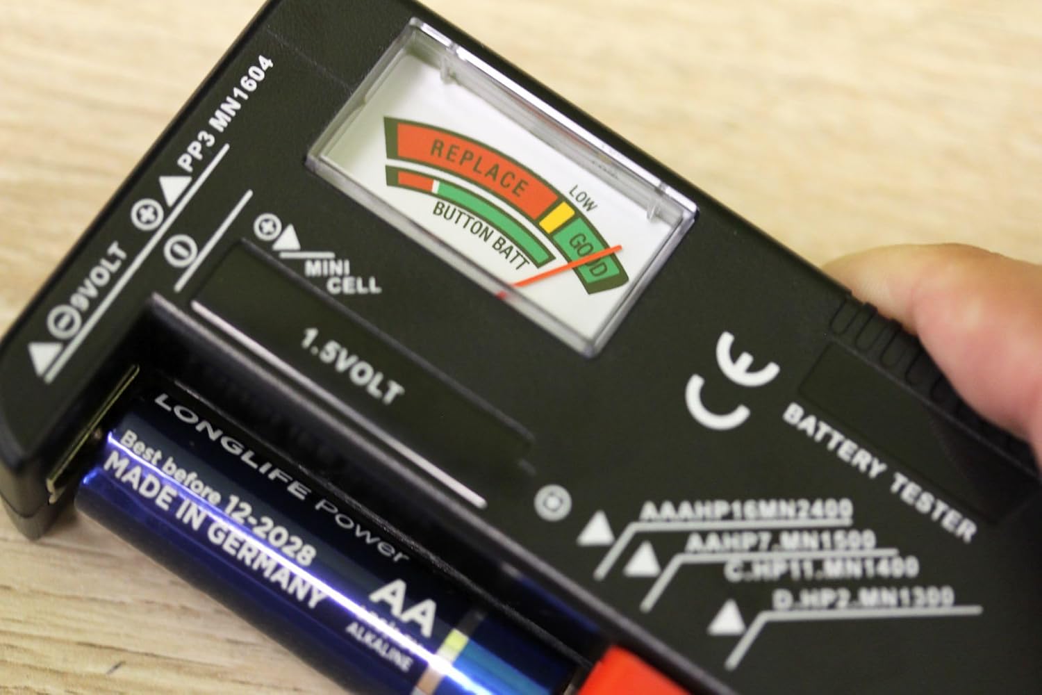 Detalle de UNITEC 46021 Universal Batterieprüfgerät: 1,5 V/9 V, Schwarz