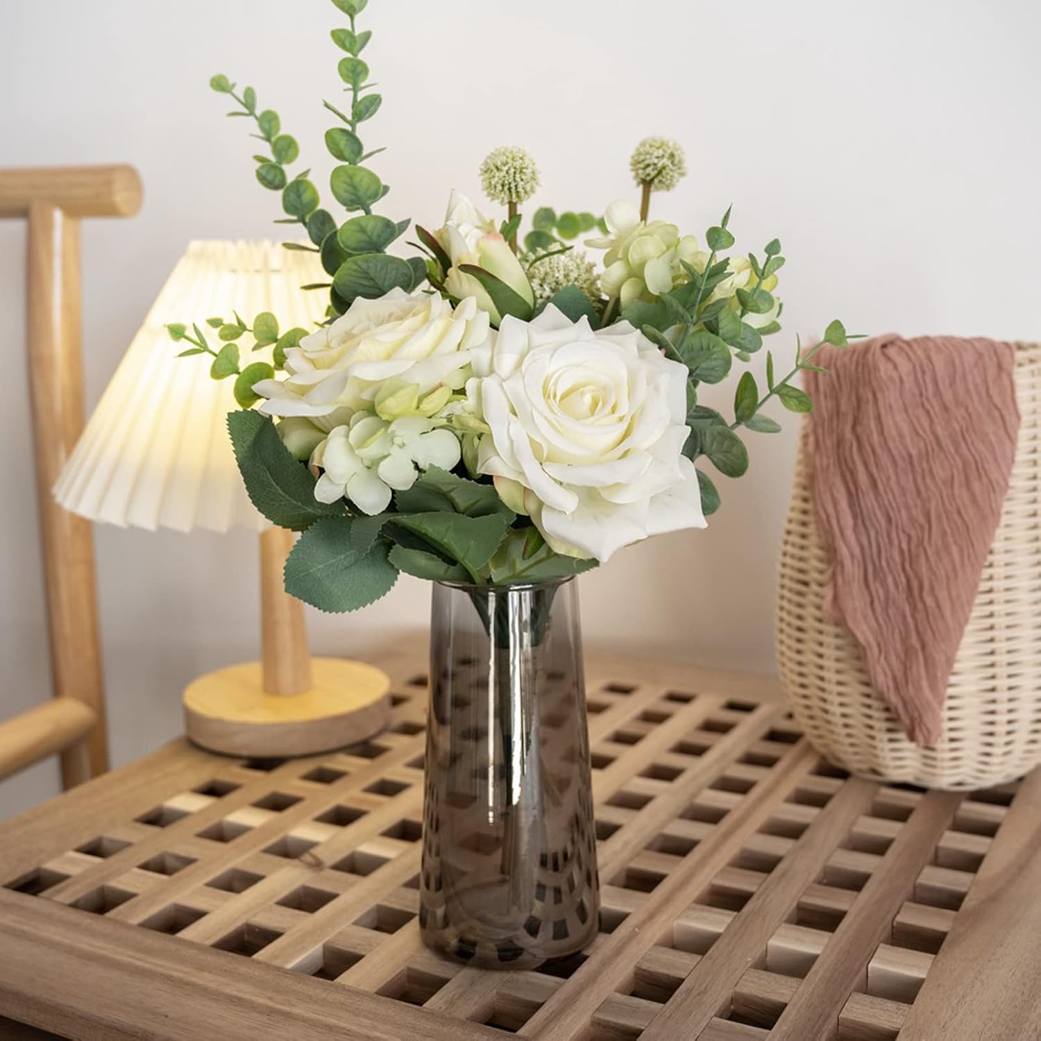 Detalle 2 de YELIKIT YKAM9551 kunstboeket met witte rozen, hyacinten en hortensia’s