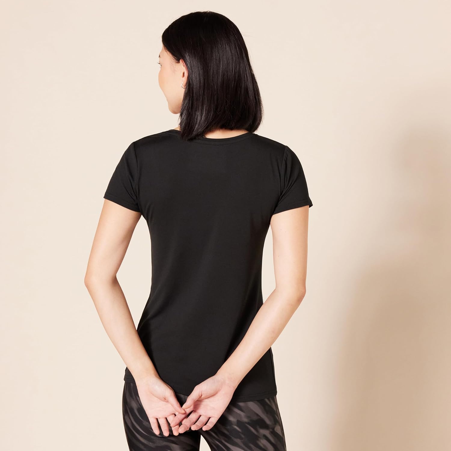Thumbnail 3 de Amazon Essentials Women's Tech Stretch Short-Sleeve V-Neck T-Shirt (Discontinued Colours) – Multipack