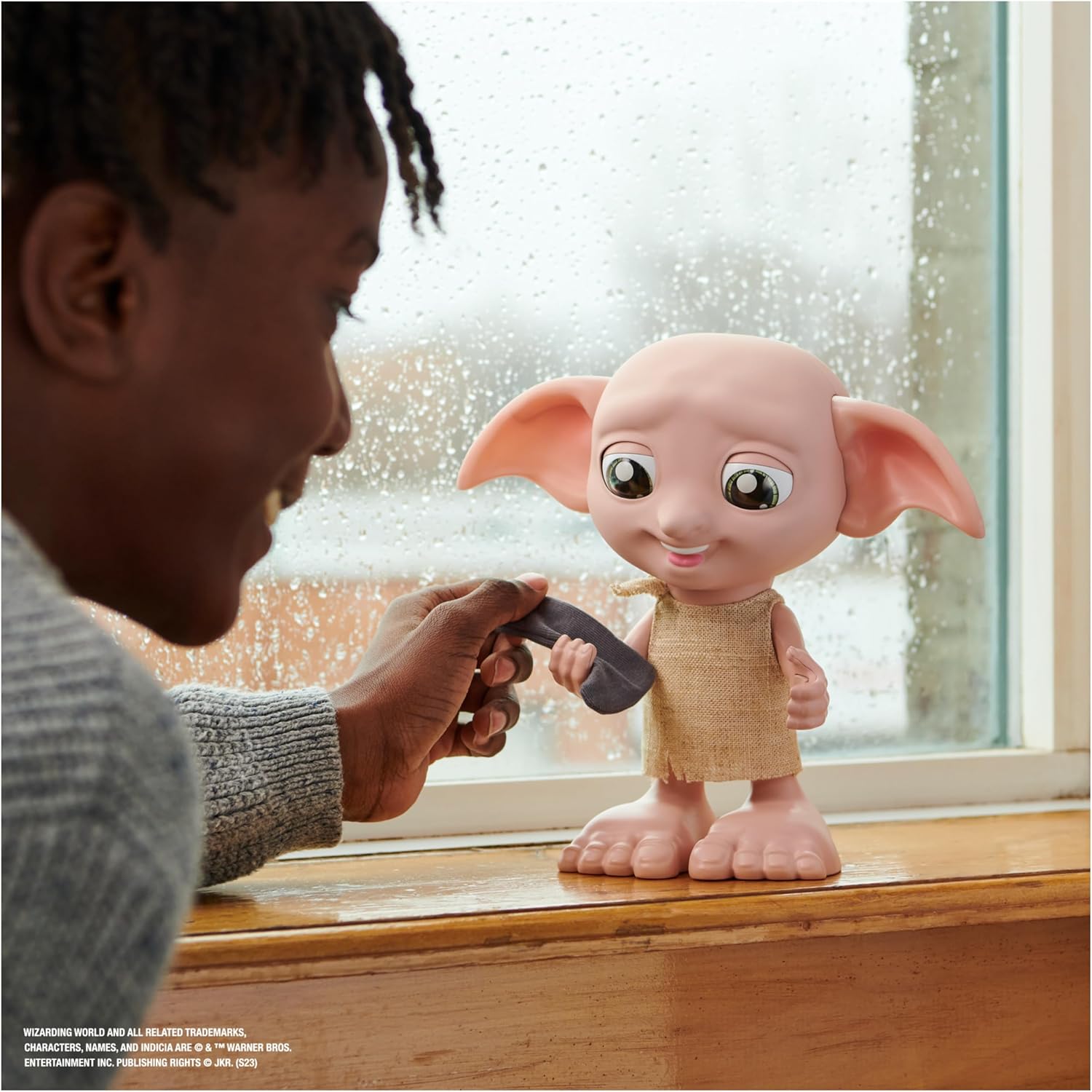 Detalle 2 de Wizarding World Magical Dobby 21,6 cm interactivo 🎎