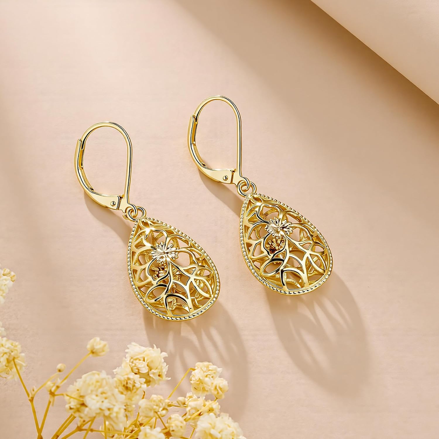 Detalle de Filigree Teardrop Earrings, 14K Gold-Plated Brass