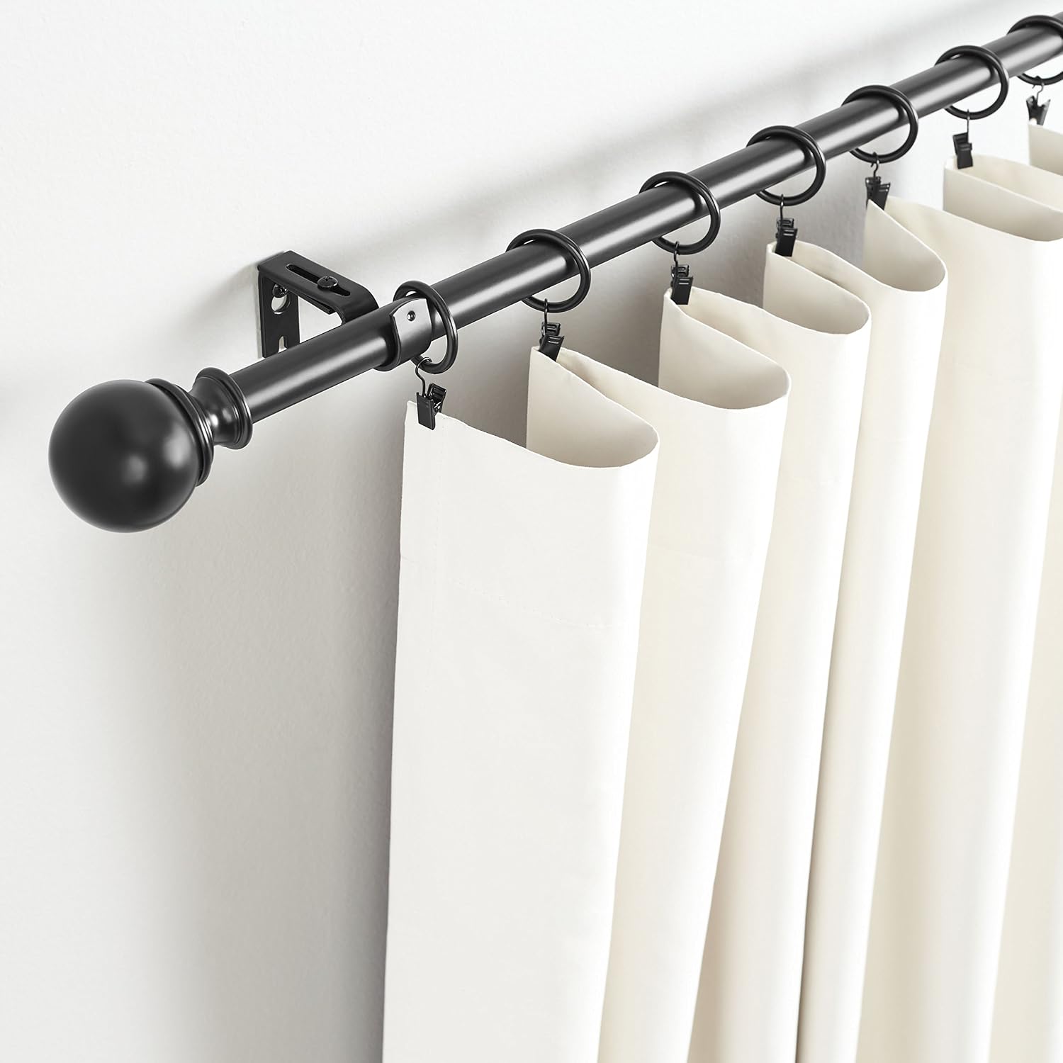 Detalle de Amazon Basics Gardinenringe mit Clips, 25 mm Innendurchmesser, 7er-Pack, Schwarz – robust und vielseitig
