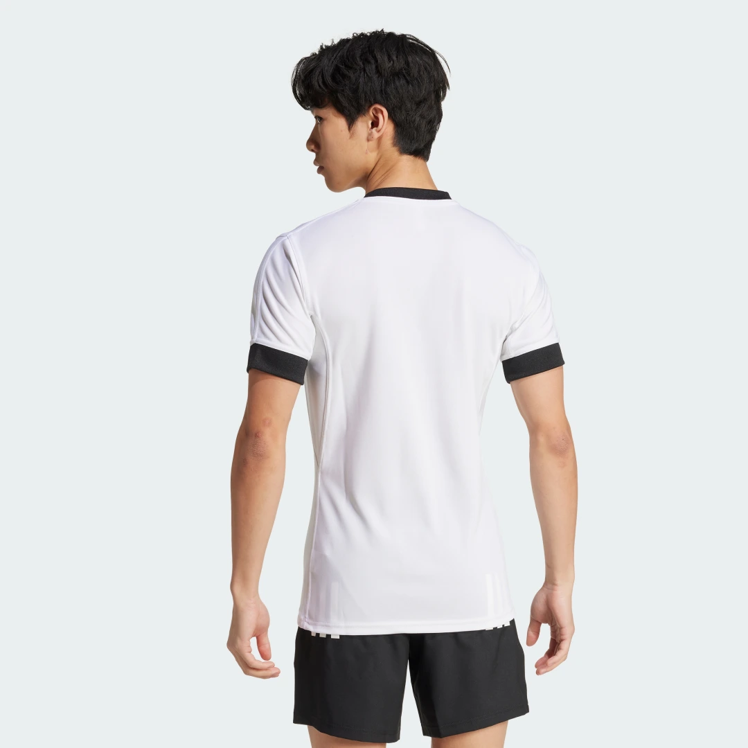 Detalle de Camiseta Fitted 3 bandas de Adidas – color blanco