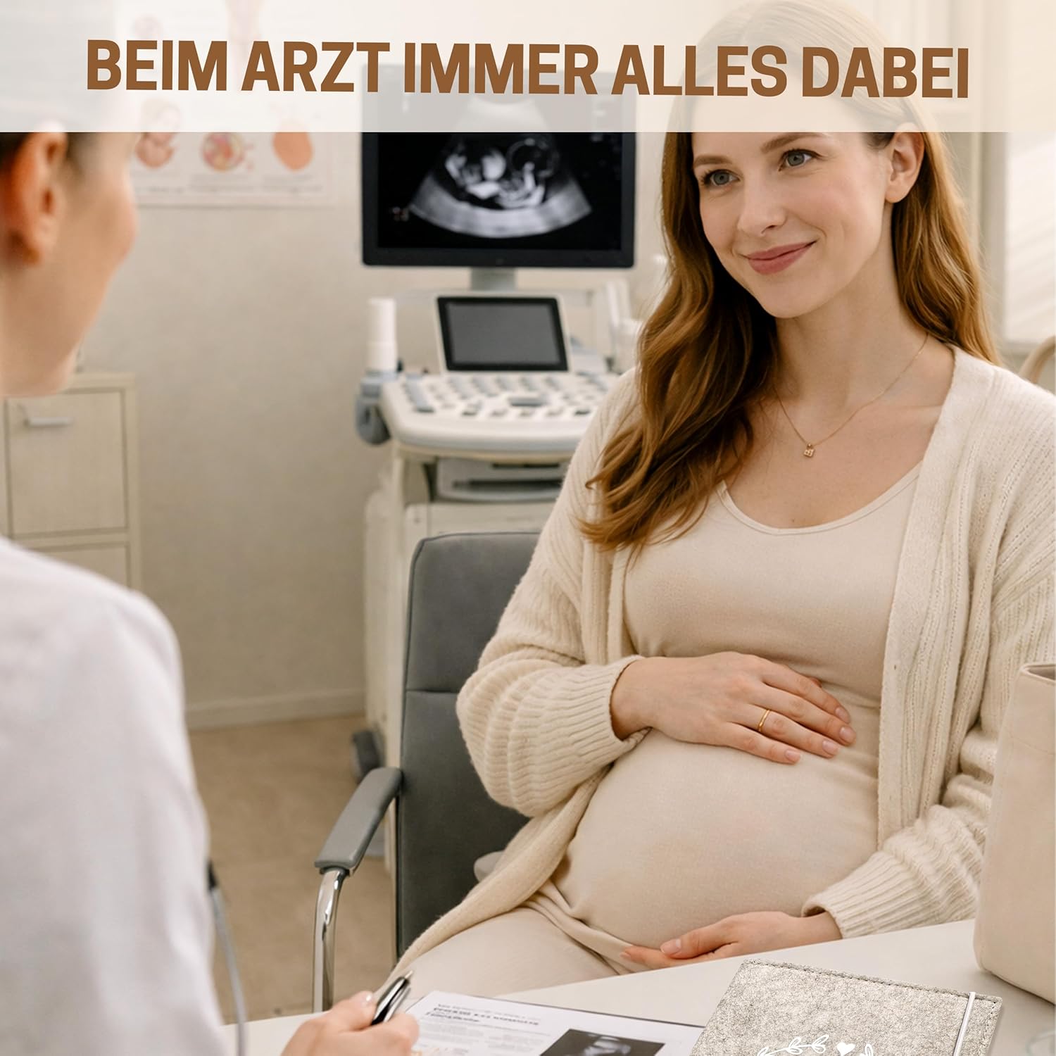 Detalle de Mutterpasshülle aus Filz für den Deutschen Mutterpass (Beige) mit Holzperlen & Holzherz – Schutzhülle mit Innenfächern