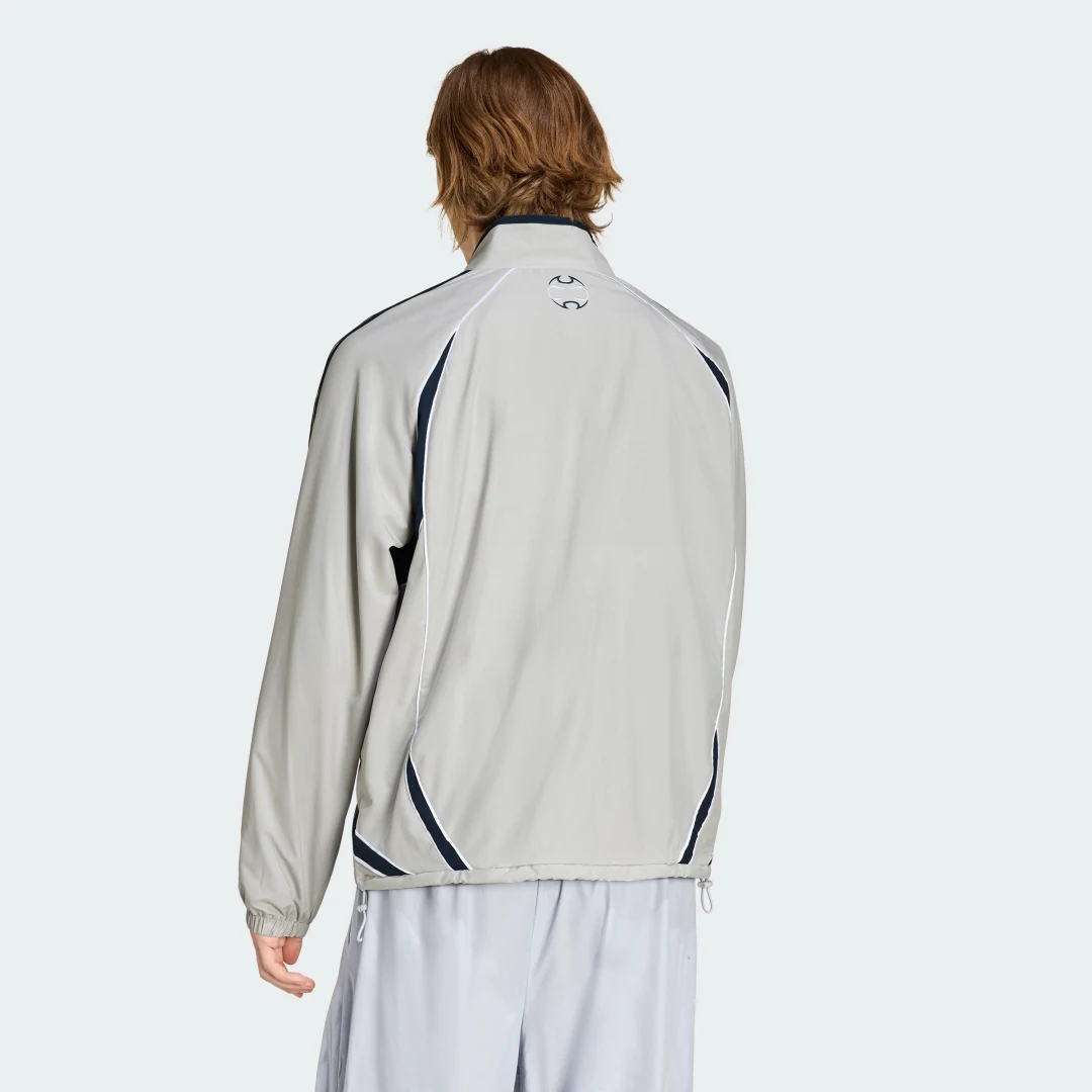 Detalle 2 de Chaqueta deportiva Teamgeist Adicolor de Adidas: versatilidad en gris