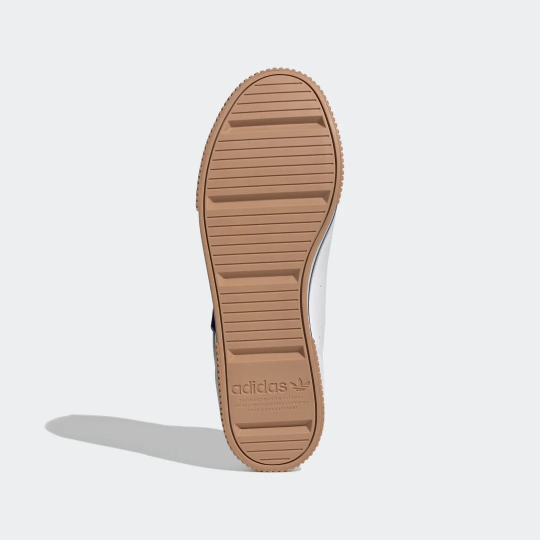 Detalle de Zapatilla Court Tourino de Adidas: versatilidad y estilo en rosa para disputar la pista