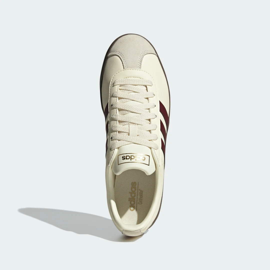 Detalle de VL Court Classic Shoes de Adidas: estilo atemporal en Burgundy para el día a día