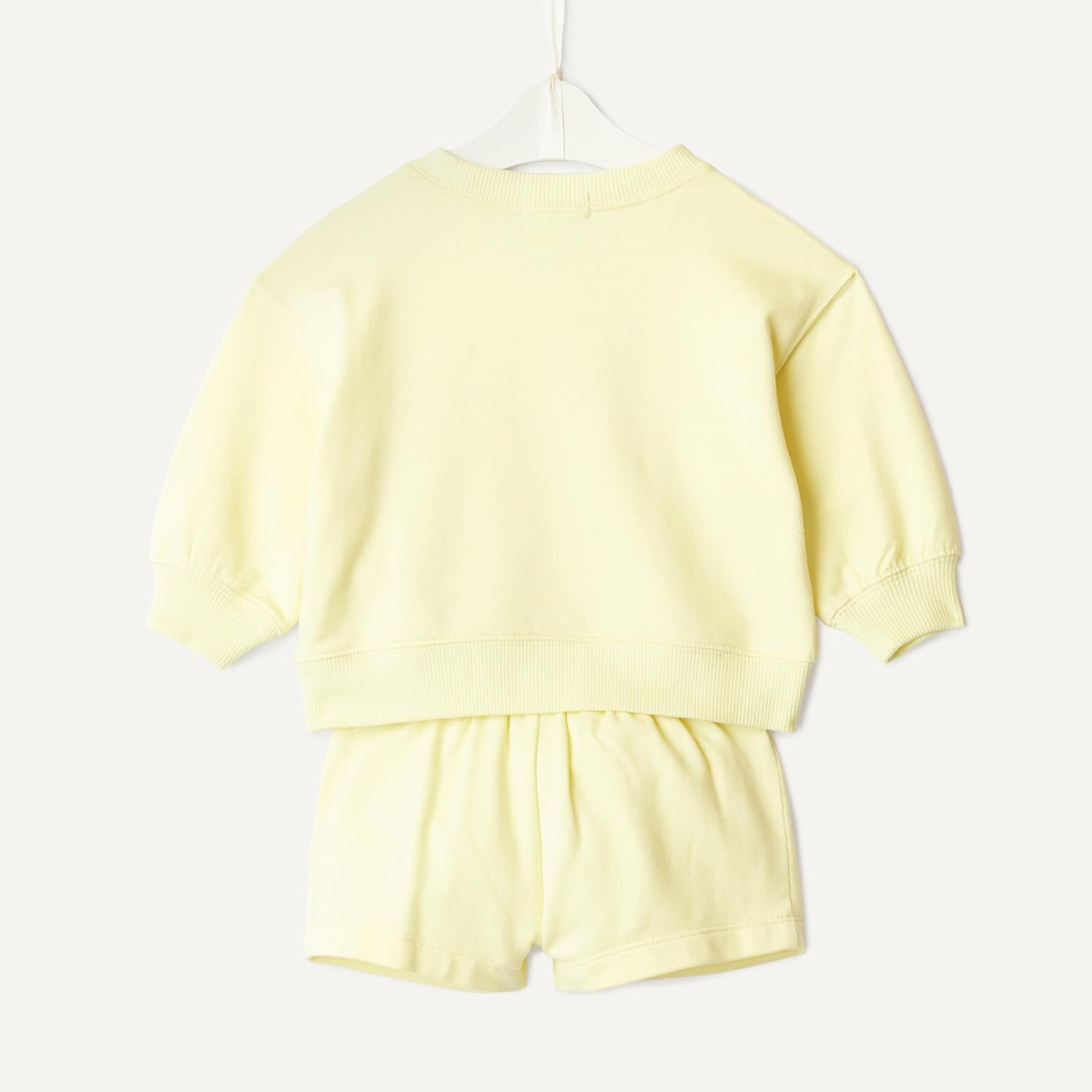 Detalle de Amazon Essentials x Sofia Grainge Baby- und Kleinkinder-Set aus French Terry (Sweatshirt & Shorts)