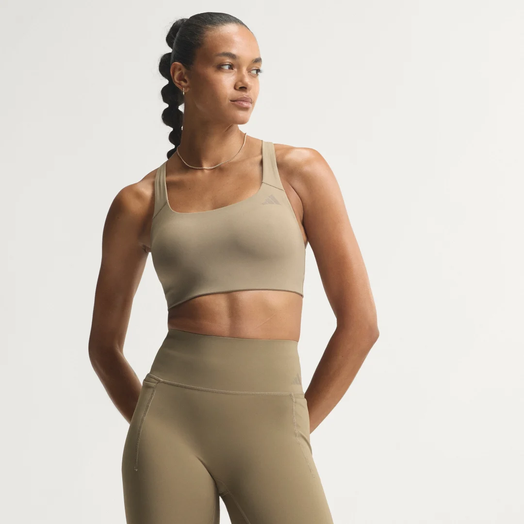 Detalle de Sujetador de entrenamiento para impacto medio Optime de Adidas – Beige