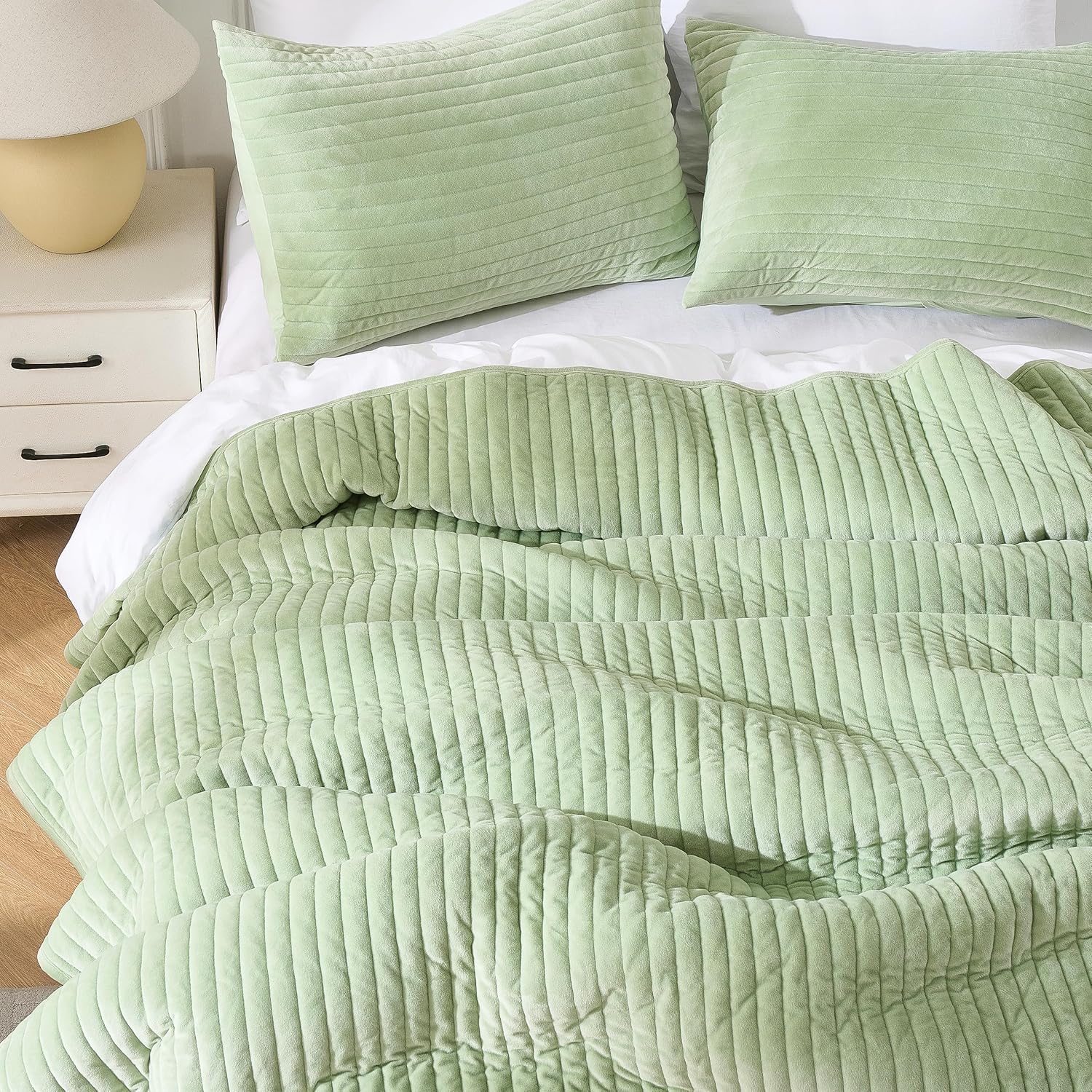 Thumbnail 3 de Velvet Quilt Set Queen Size (3 Piece) in Sage Green — Lightweight, Soft, Breathable Velvet Bedding