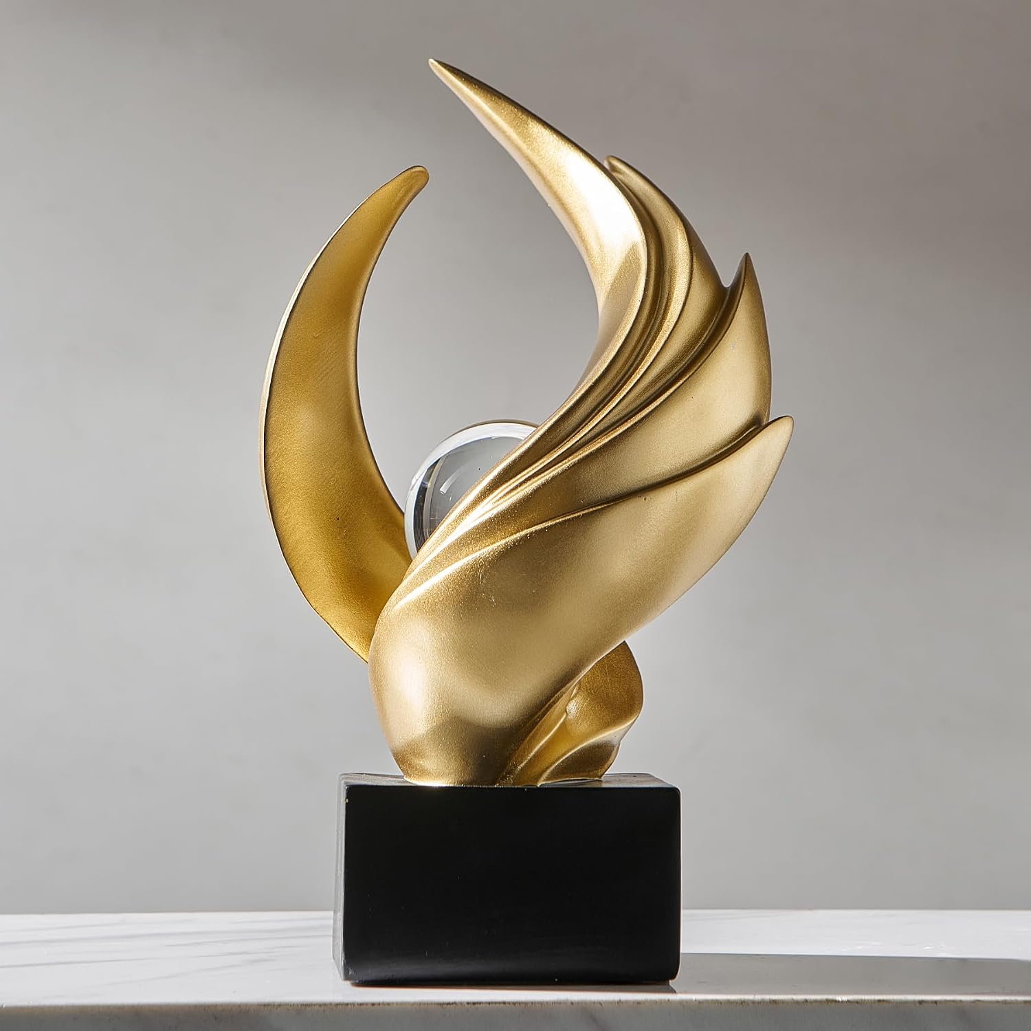 Thumbnail 3 de XYQXYQ SZ25030804 abstracte sculptuur van hars met gouden afwerking en bol