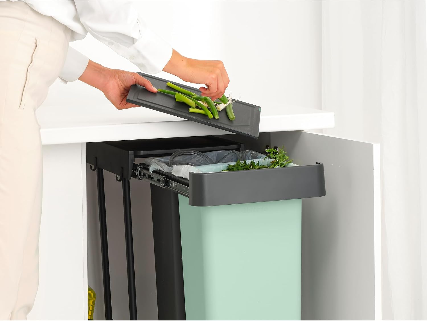 Thumbnail 6 de Brabantia Sort & Go uitschuifbare inbouwprullenbak 2 x 30 liter, grijs-groen